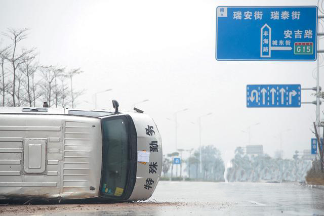 运钞车轮胎爆裂脱落 侧空翻铲平大片树苗